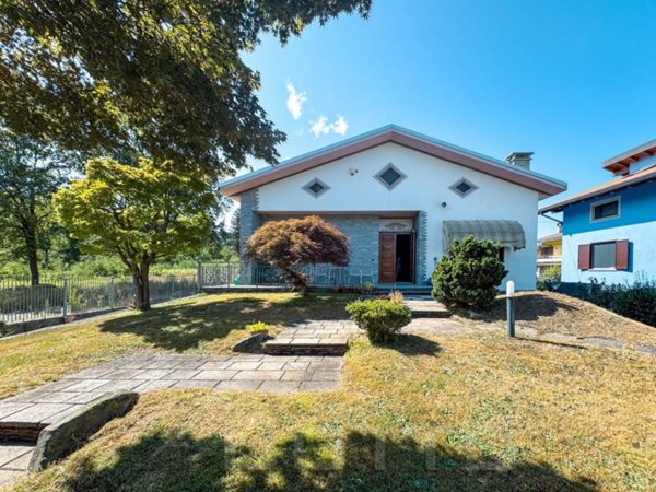 casa indipendente in vendita a Gozzano in zona Auzate