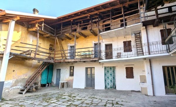 casa indipendente in vendita a Gozzano in zona Auzate