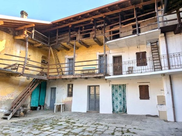 casa indipendente in vendita a Gozzano in zona Auzate