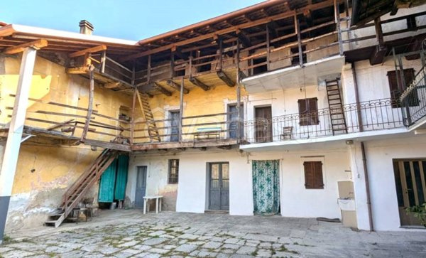 casa indipendente in vendita a Gozzano in zona Auzate