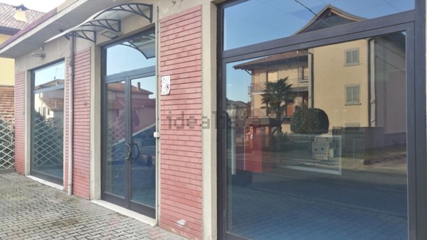locale commerciale in vendita a Gozzano in zona Auzate