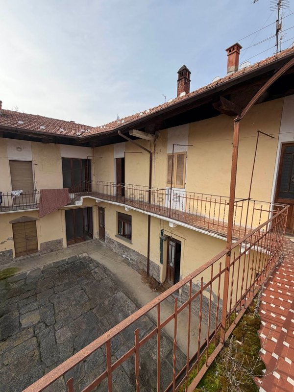 casa indipendente in vendita a Gozzano in zona Auzate