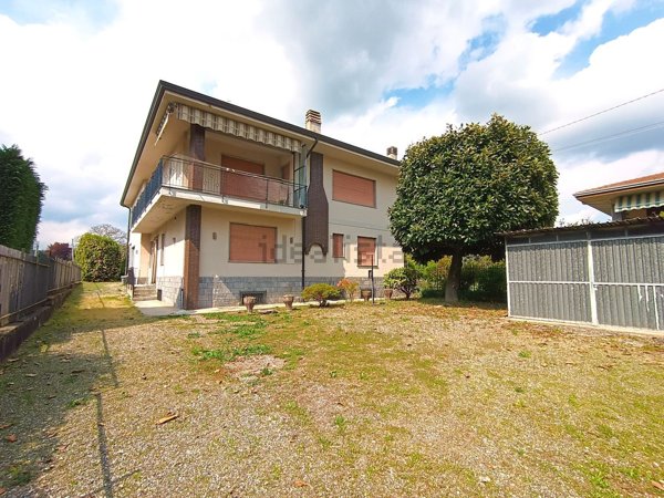 casa indipendente in vendita a Gozzano in zona Auzate