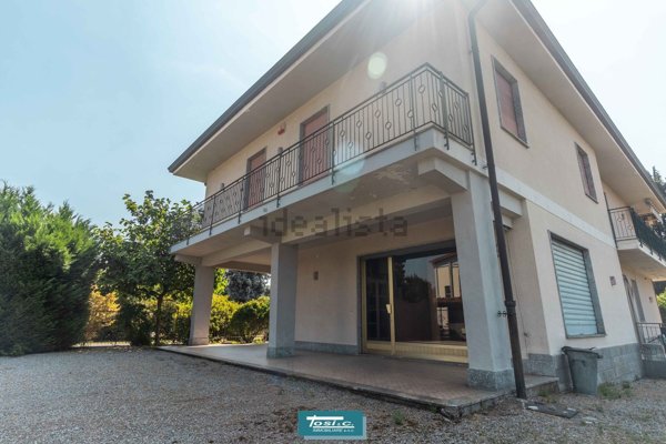 casa indipendente in vendita a Gozzano in zona Auzate