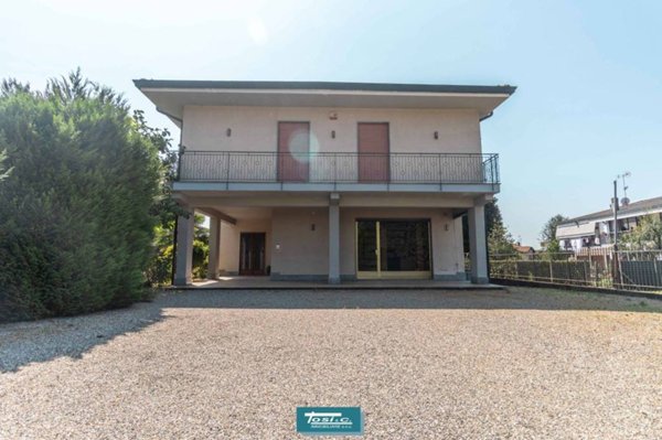 casa indipendente in vendita a Gozzano in zona Auzate