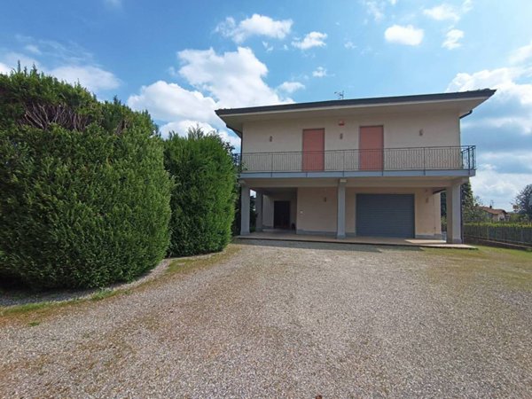 casa indipendente in vendita a Gozzano in zona Auzate