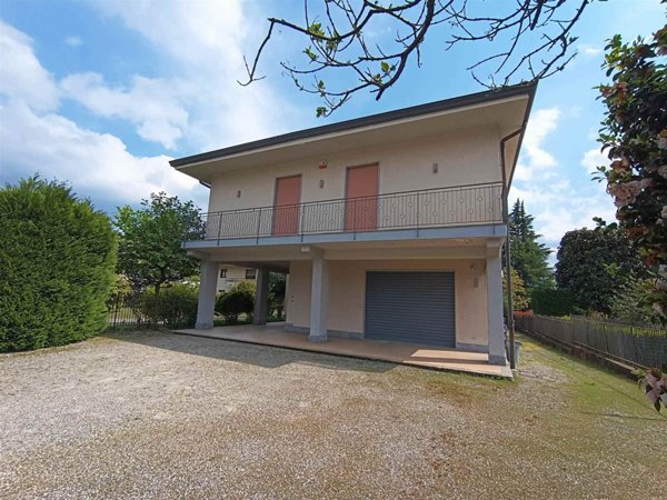 casa indipendente in vendita a Gozzano in zona Auzate