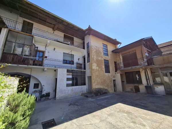 casa indipendente in vendita a Gozzano in zona Auzate