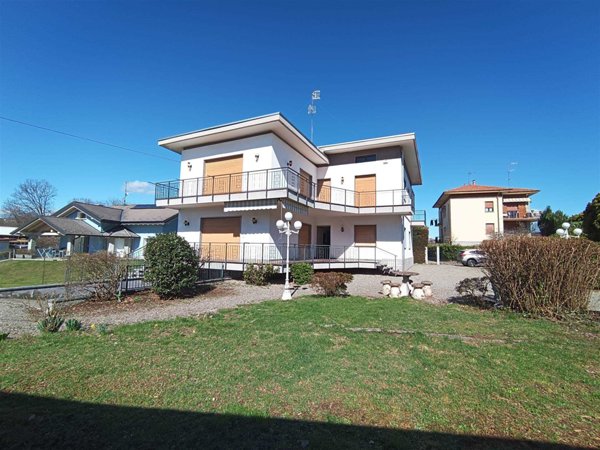casa indipendente in vendita a Gozzano in zona Auzate