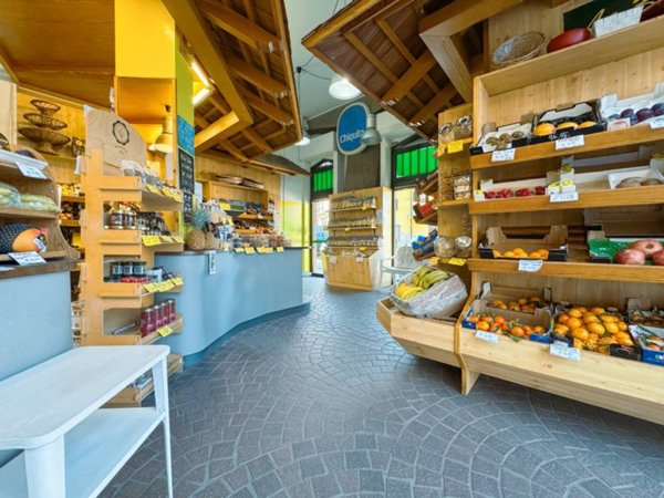 locale commerciale in vendita a Gozzano