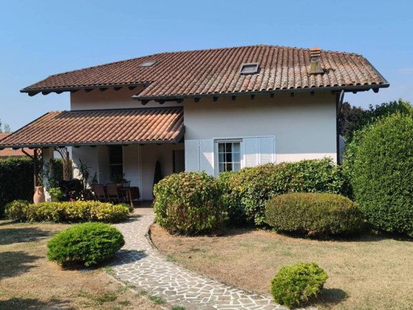 casa indipendente in vendita a Gozzano in zona Auzate
