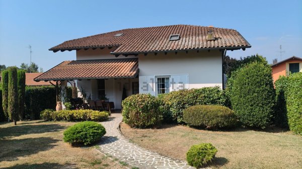 casa indipendente in vendita a Gozzano in zona Auzate