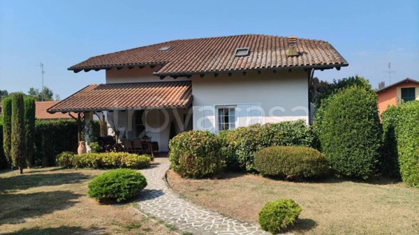 casa indipendente in vendita a Gozzano in zona Auzate