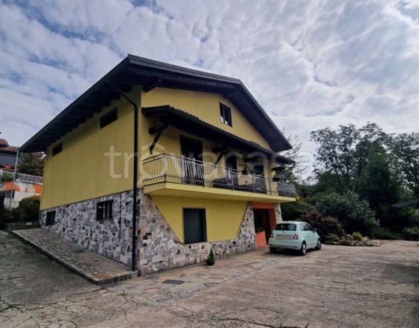 casa indipendente in vendita a Gozzano in zona Auzate