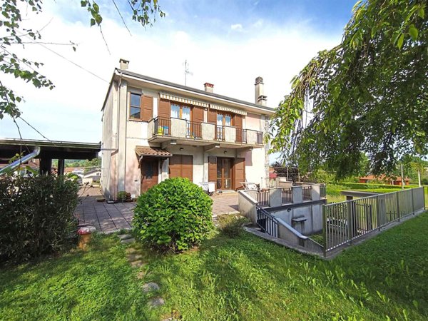 casa indipendente in vendita a Gozzano in zona Auzate