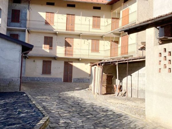 casa indipendente in vendita ad Invorio in zona Invorio Superiore
