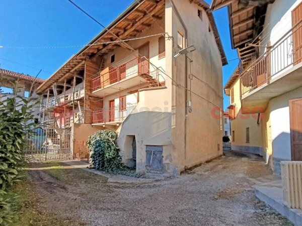 casa indipendente in vendita ad Invorio in zona Mescia