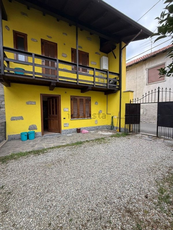 appartamento in vendita ad Invorio in zona Barquedo