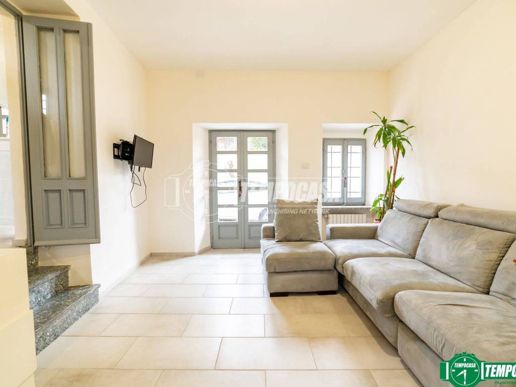 casa indipendente in vendita ad Invorio in zona Talonno