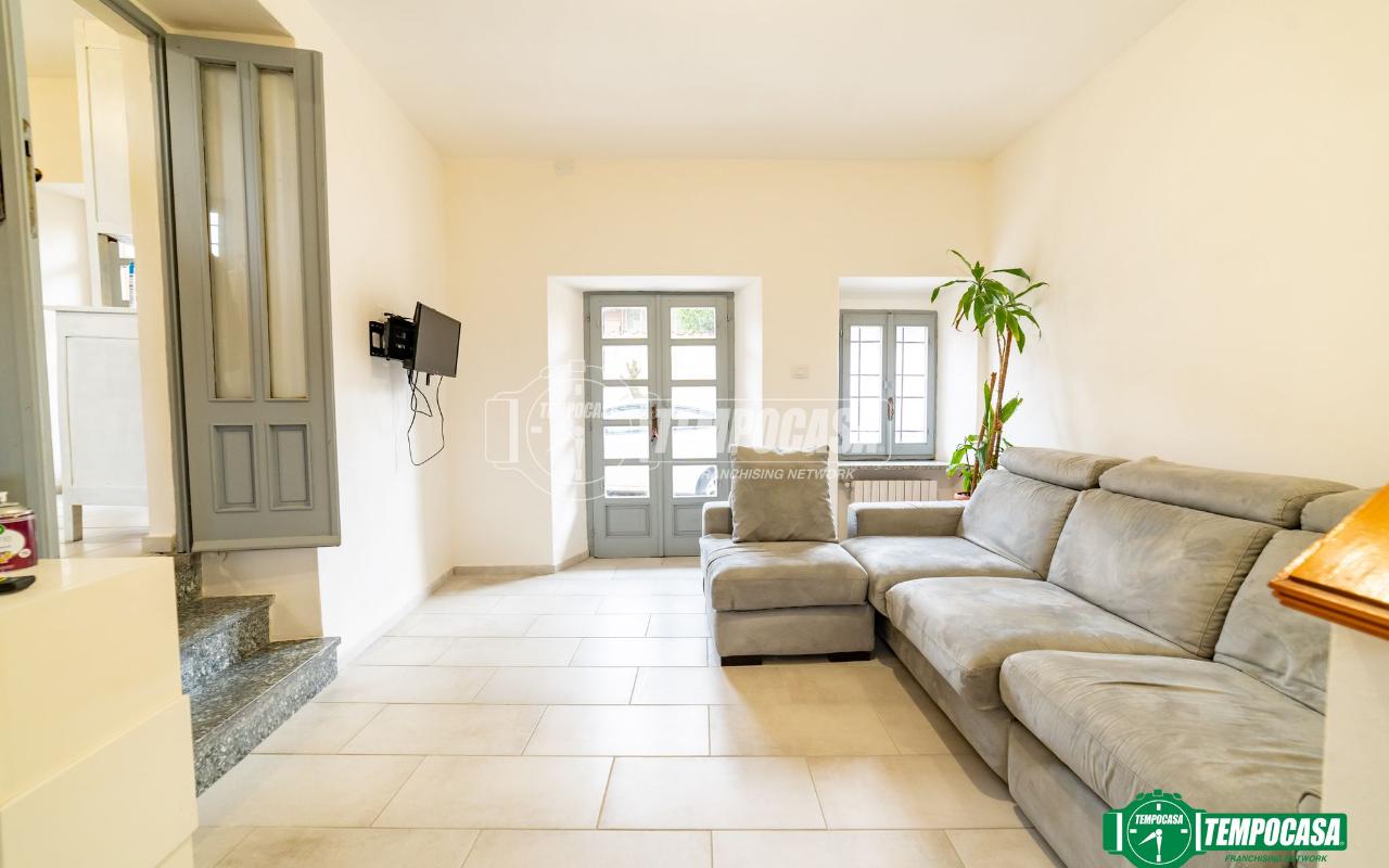 casa indipendente in vendita ad Invorio in zona Talonno