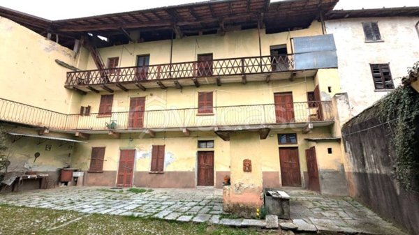 casa indipendente in vendita ad Invorio in zona Invorio Superiore