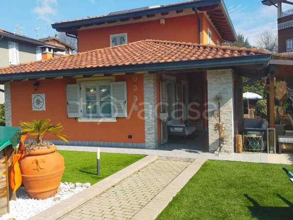 casa indipendente in vendita ad Invorio