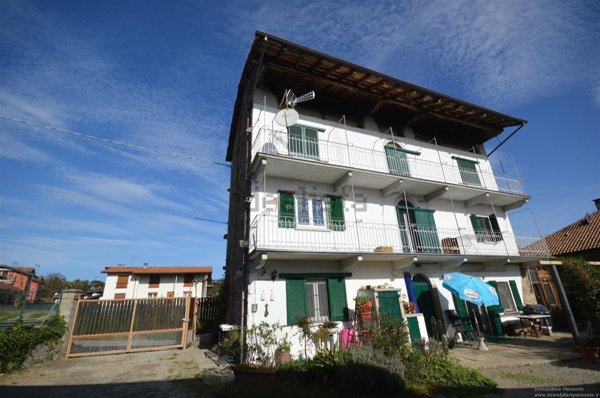 appartamento in vendita ad Invorio in zona Mescia