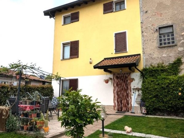 casa indipendente in vendita ad Invorio in zona Talonno