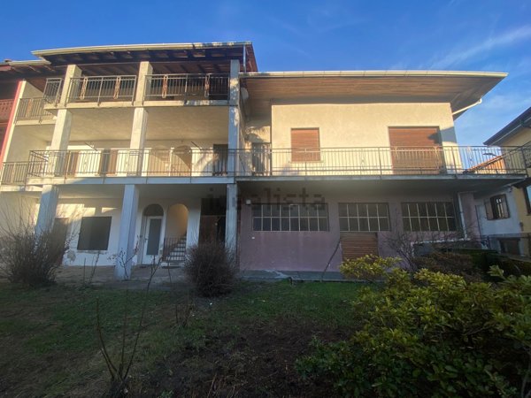 casa indipendente in vendita ad Invorio in zona Talonno