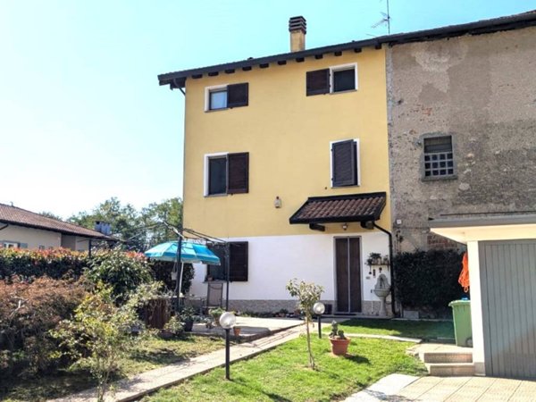 casa indipendente in vendita ad Invorio in zona Talonno