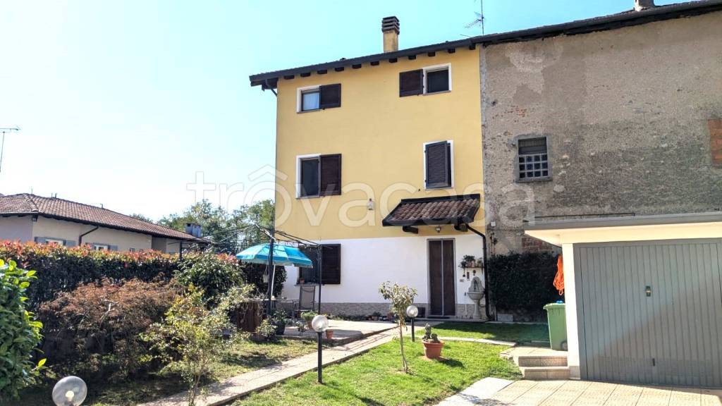 casa indipendente in vendita ad Invorio in zona Talonno