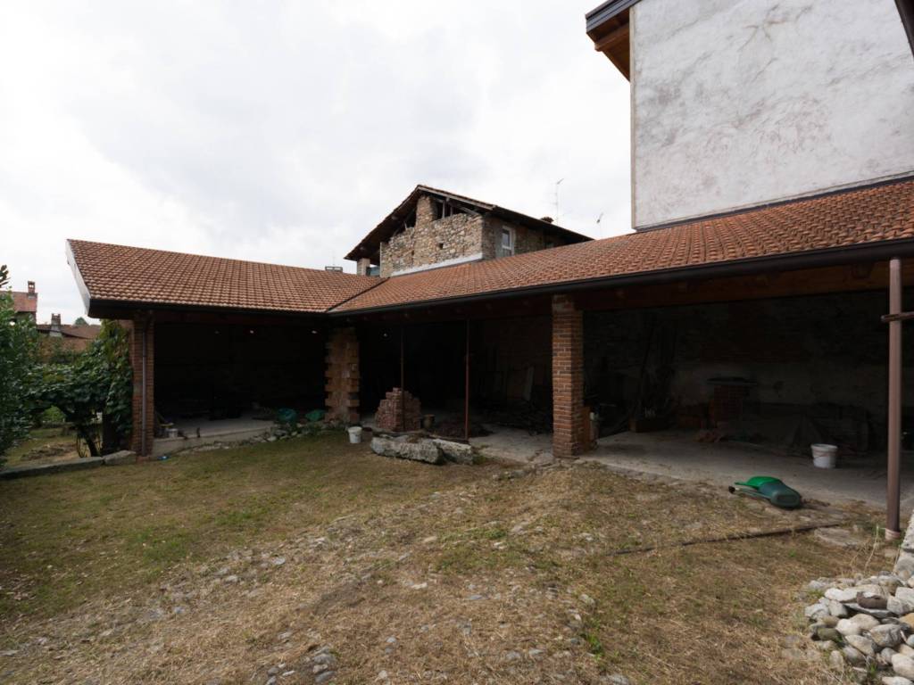 casa indipendente in vendita ad Invorio in zona Invorio Superiore