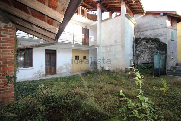 casa indipendente in vendita ad Invorio in zona Invorio Superiore