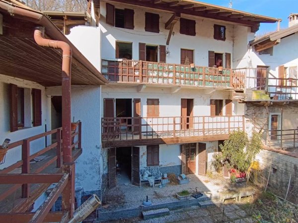 casa indipendente in vendita ad Invorio in zona Mornerona