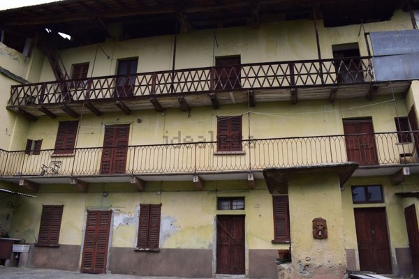 casa indipendente in vendita ad Invorio in zona Invorio Superiore