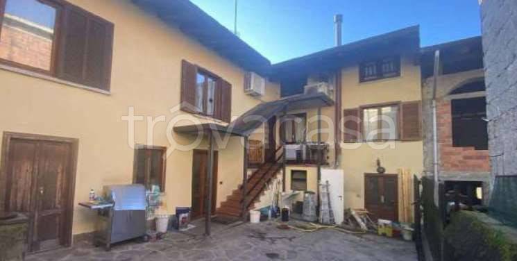casa indipendente in vendita ad Invorio in zona Invorio Superiore