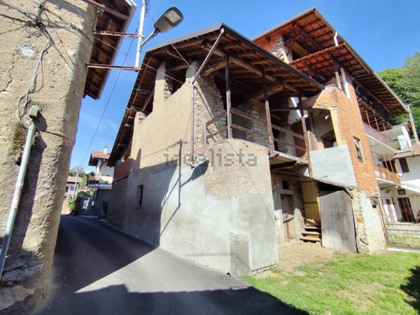 casa indipendente in vendita ad Invorio in zona Mornerona