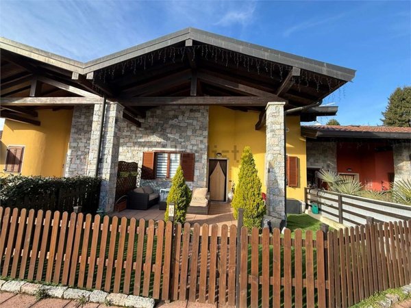 casa indipendente in vendita ad Invorio