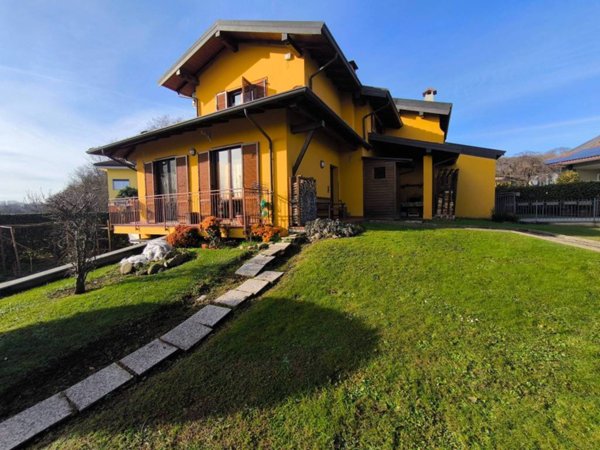 casa indipendente in vendita ad Invorio in zona Talonno