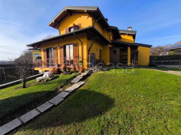 casa indipendente in vendita ad Invorio in zona Talonno