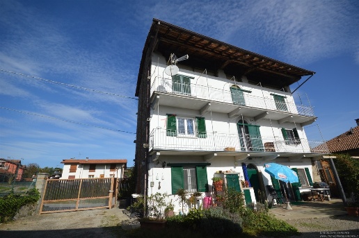 appartamento in vendita ad Invorio in zona Mescia