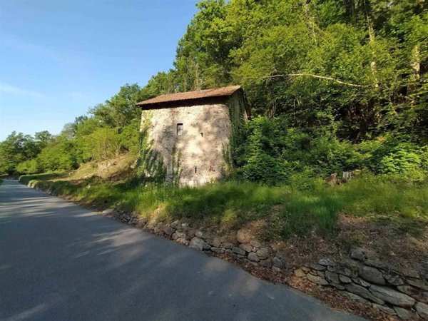 casa indipendente in vendita ad Invorio in zona Invorio Superiore