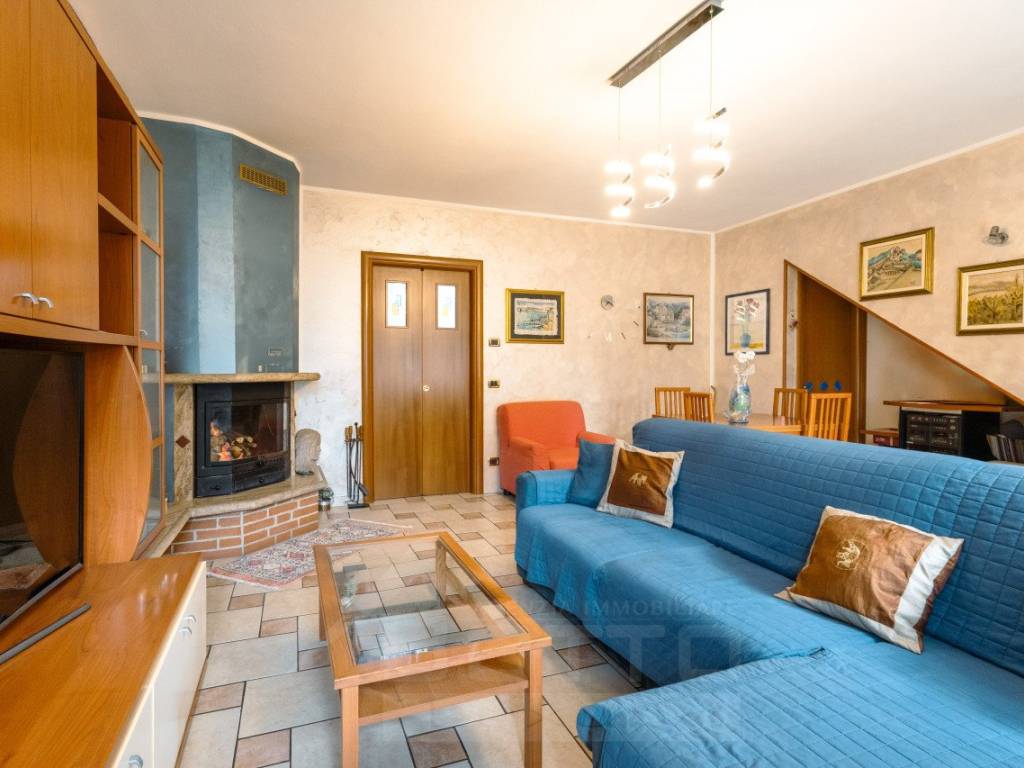 casa indipendente in vendita ad Invorio in zona Talonno