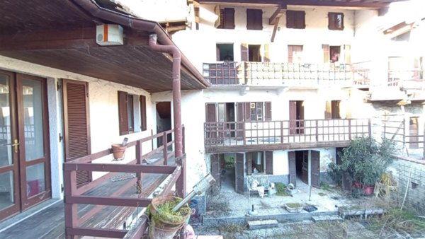 casa indipendente in vendita ad Invorio in zona Mornerona