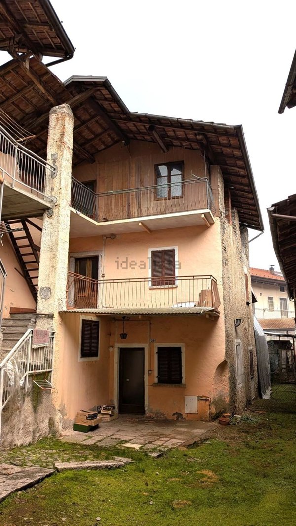 casa indipendente in vendita ad Invorio in zona Invorio Superiore