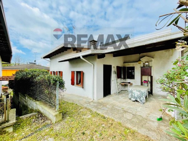 casa indipendente in vendita ad Invorio in zona Invorio Superiore