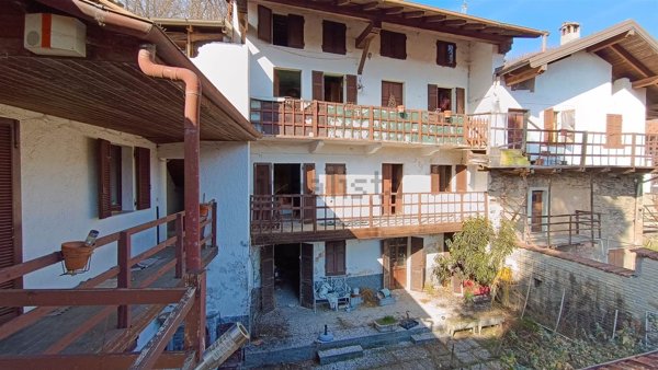 appartamento in vendita ad Invorio in zona Mornerona