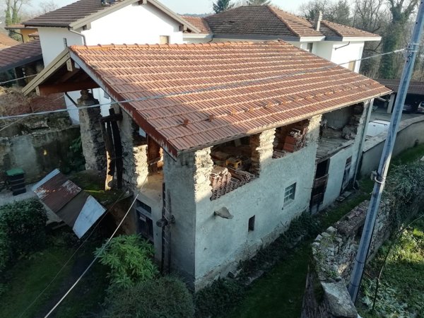 casa indipendente in vendita ad Invorio in zona Talonno