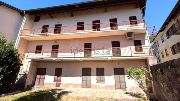 casa indipendente in vendita ad Invorio in zona Invorio Superiore