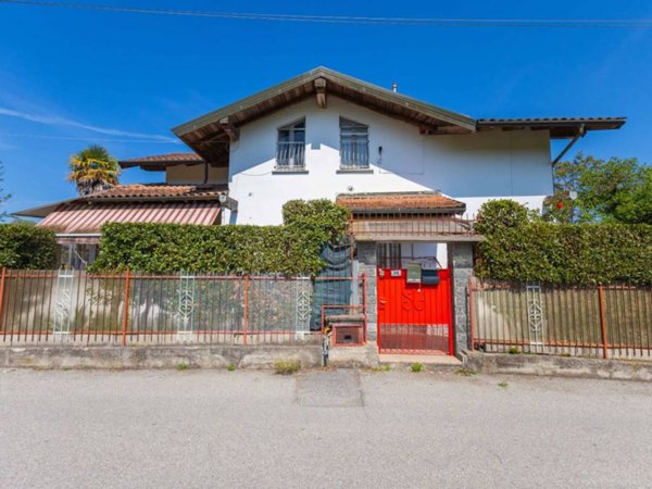 casa indipendente in vendita ad Invorio in zona Invorio Superiore